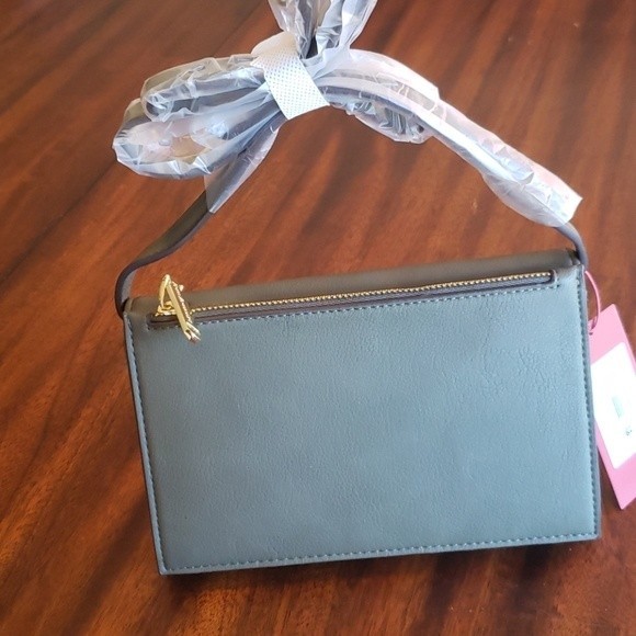 NWT Enzo Angiolini soft Green crossbody wallet purse With Gold Details - Picture 7 of 10